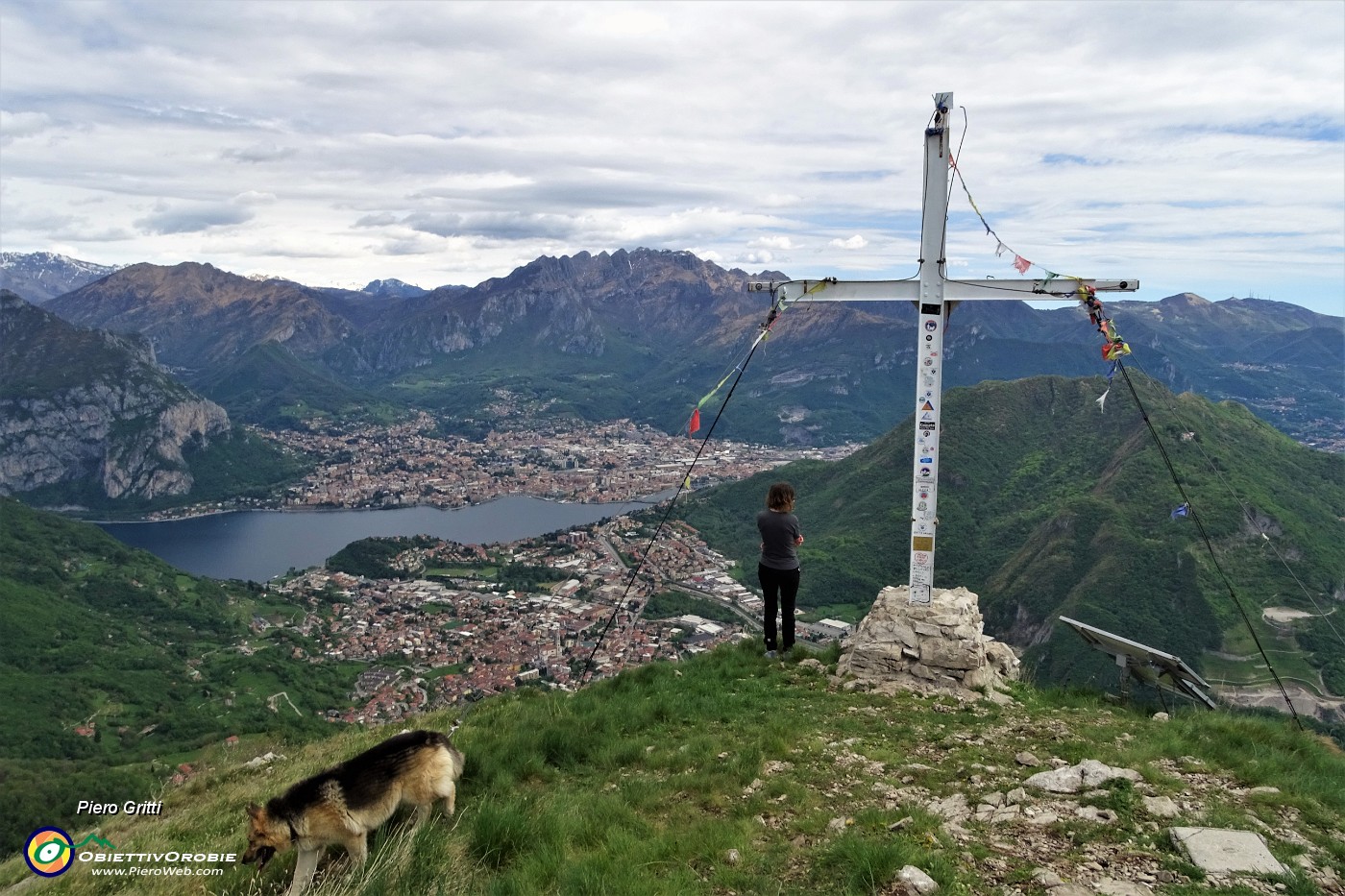 58 Panorama dalla croce del Corno Birone (1116 m) verso Lecco, il suo lago, i suoi monti.JPG